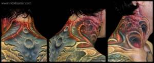 Tatuaje de piel extraterrestre en el cuello
