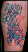 Tatuaje de una cruz hecha de átomos