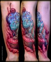 Tatuaje de la piel desgarrada mostrando helados y cupcakes dentro