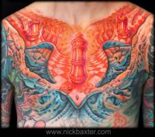 Tatuaje de piel extraterrestre con toques de ajedrez