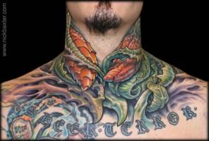 Tatuaje de piel extraterrestre rodeando el cuello