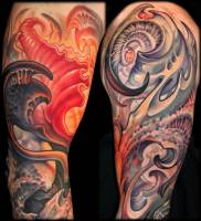 Tatuaje de una funda de piel alienígena para el brazo