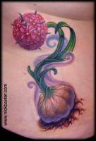 Tatuaje de un bulbo haciendo flor