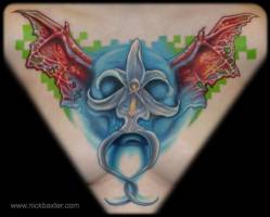 Tatuaje de un extraño monstruo alado con un fondo pixelado
