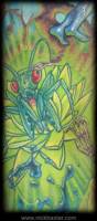 Tatuajes de una mantis religiosa en una flor