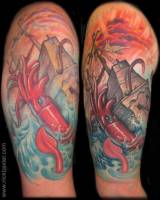 Tatuaje de un calamar gigante atacando a un barco