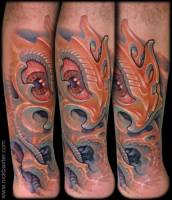 Tatuaje de un ojo en piel alienígena