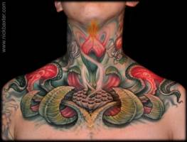 Tatuaje de una planta extraterrestre en el cuello