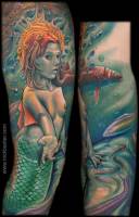 Tatuaje de una sirena en el fondo del mar con varios peces