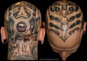 Tatuaje de una coraza futurista en la cabeza