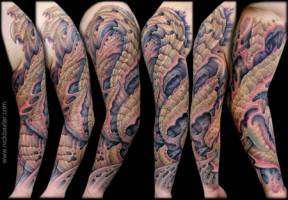 Tatuaje de una funda de piel alienígena en el brazo