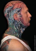 Tatuaje en la cabeza y cuello, de temática futurista, mostrando el cerebro