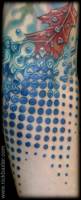 Tatuaje de una hoja y gotas de agua artísticas