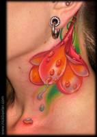 Tatuaje de una flor en el cuello