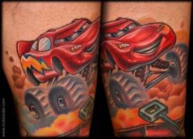 Tatuaje de un coche protagonista de la película Cars 