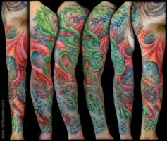 Tatuaje del fondo marino y un pulpo en el brazo