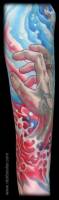 Tatuaje de una persona ahogándose con una golondrina tatuada en la mano