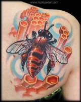 Tatuaje de una abeja en su panal
