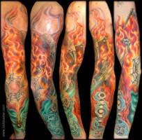 Tatuaje del brazo en llamas con una telaraña y un esqueleto de buitre