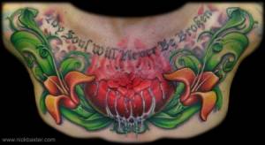 Tatuajes de plantas y un corazón saliendo de la piel