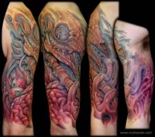Tatuaje en el brazo de un esqueleto de monstruo