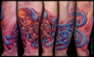 Tatuaje de un feto escuchando música