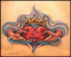 Tatuaje de unas manos desgarrando un corazón con corona