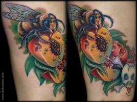 Tatuaje de una abeja comiendo de un fruto y una calavera