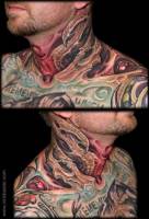 Tatuaje de piel alienígena en el cuello