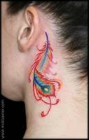 Tatuaje de una pluma de pavo real detrás de la oreja