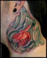 Tatuaje en el cuello de piel de monstruo con espinas