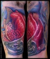 Tatuaje de un salmón y sus huevos