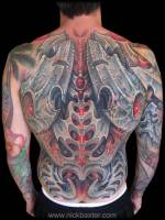 Tatuaje funda en la espalda de una columna extraterrestre