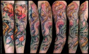 Tatuaje de tentáculos agarrando varios objetos