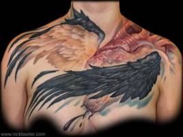 Tatuaje de unas alas y un corazón