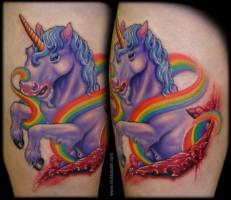 Tatuaje de un unicornio con el arco iris