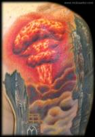 Tatuaje de una explosión nuclear y edificios destrozados