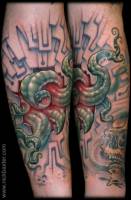 Tatuaje de un agujero extraterrestre en la piel y tentáculos saliendo de el