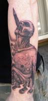 Tatuaje de un zombie atravesado por una espada