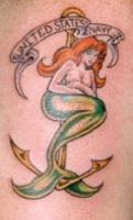 Tatuaje de una sirena pin-up sentada en un ancla