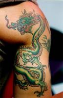Tatuaje de un dragón en la parte de atrás del brazo