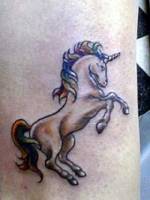 Tatuaje de un pequeño unicornio
