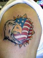 Tatuaje de una cabeza de águila con la bandera americana dentro de un sol