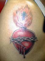 Tatuaje de un corazón herido en llamas