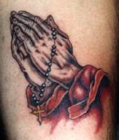 Tatuaje de unas manos rezando