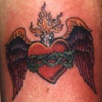 Tatuaje de un corazón ardiente con alas