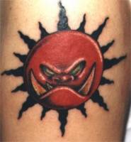 Tatuaje de un sol furioso