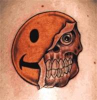 Tatuaje de una calavera saliendo de un smiley