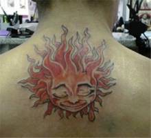 Tatuaje de un sol contento en la espalda
