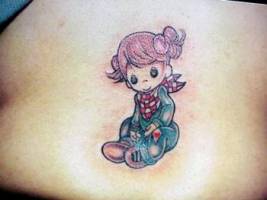 Tatuaje de una niña en la barriga